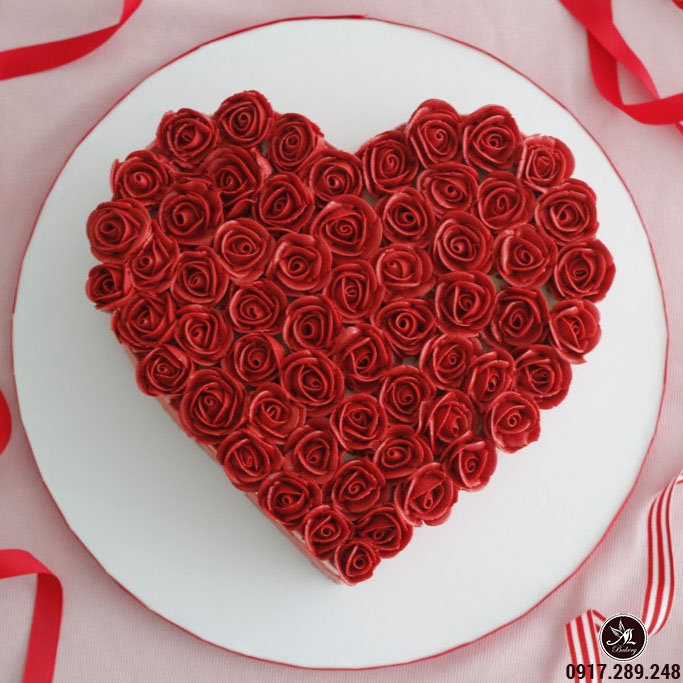 Màu đỏ lan tỏa cảm xúc yêu thương và niềm vui. Hãy đưa tình cảm của bạn đến với người thân, bạn bè bằng chiếc bánh kem hình trái tim màu đỏ tràn đầy tình yêu và sự nồng nàn. Hãy xem hình ảnh để cảm nhận sự ngọt ngào của chiếc bánh này.