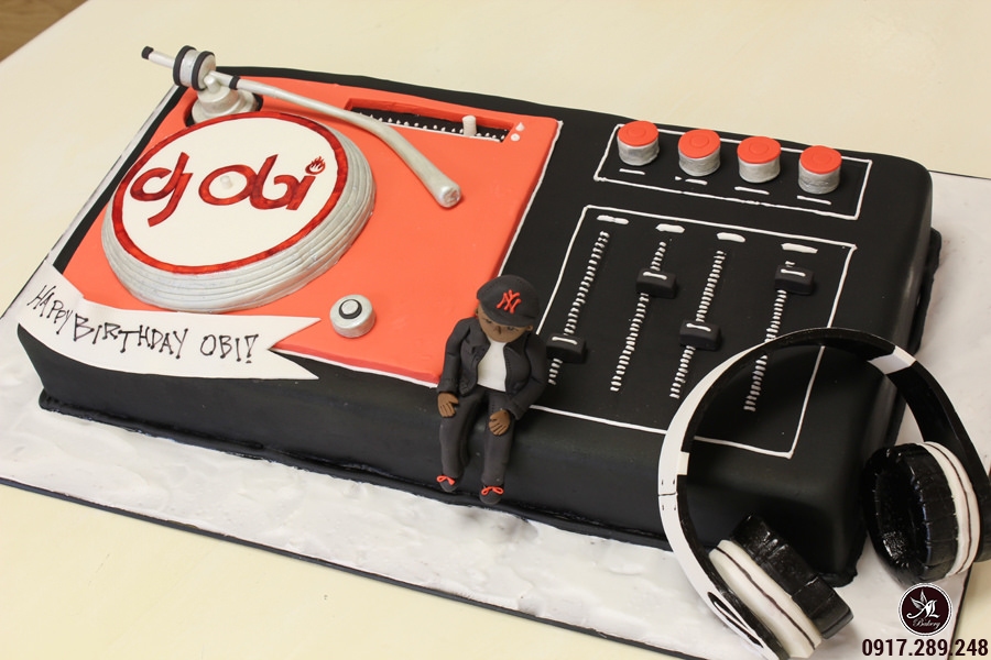 Bánh kem sinh nhật trang trí bàn DJ chất ngầu  Bánh kem cao cấp