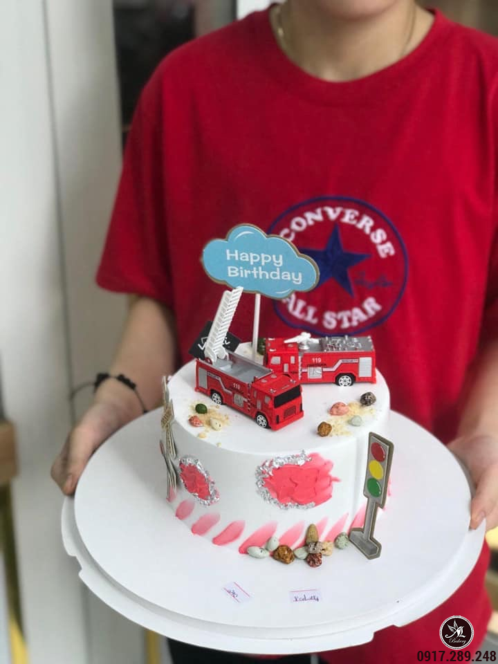 Bánh kem sinh nhật cho bé trai 5 tuổi xe hơi fondant | vuatrangtri.vn