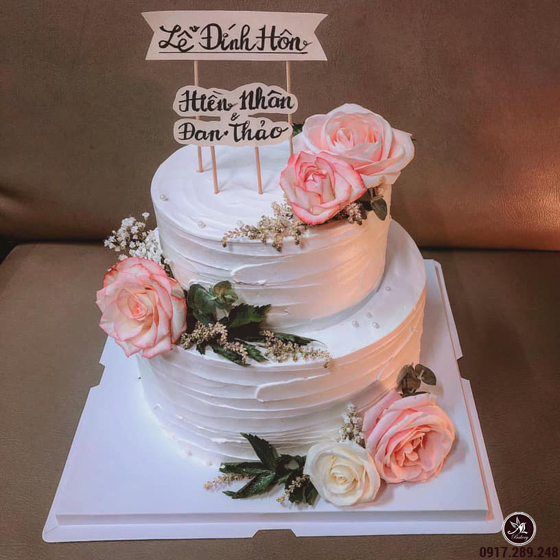 Bánh kem sữa 2 tầng trang trí hoa tươi cho ngày cưới  Tiny Pretty Cake