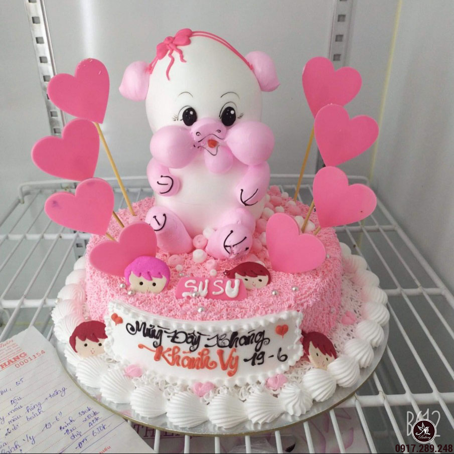 Bánh sinh nhật tạo hình 3D heo hồng của chúng tôi sẽ khiến bạn trở nên trẻ trung và đáng yêu hơn bao giờ hết. Với hình ảnh chiếc heo hồng siêu cute và vị bánh ngọt ngào, chắc chắn sẽ khiến bạn thích thú và muốn thưởng thức ngay lập tức. Hãy để chúng tôi làm cho ngày sinh nhật của bạn trở nên đầy ý nghĩa hơn nhé!
