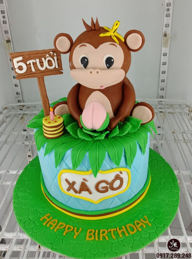 Không chỉ ngộ nghĩnh, hình ảnh con khỉ trên chiếc bánh sinh nhật còn được thiết kế đẹp mắt, độc đáo và tỉ mỉ trong từng chi tiết trang trí. Với những chiếc bánh như thế này, không chỉ mang lại niềm vui cho các bé mà còn là món quà tuyệt vời dành cho các bạn tuổi trẻ và người yêu thích bánh ngọt.
