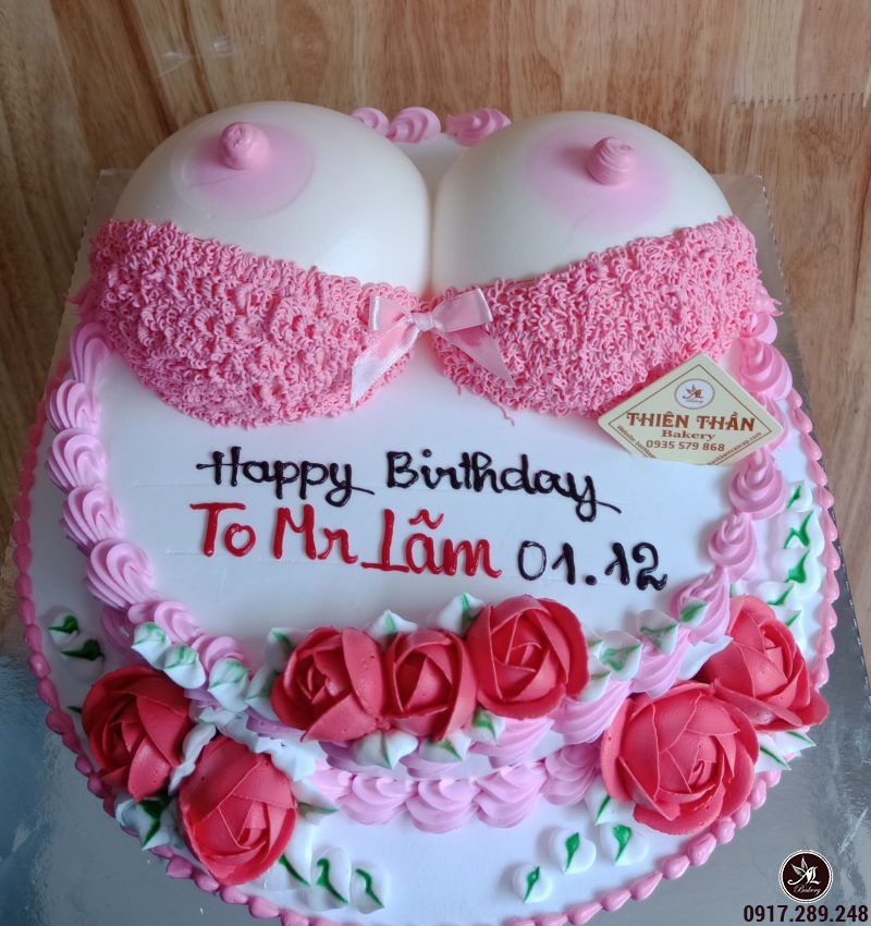 Bạn đang tìm kiếm một chiếc bánh sinh nhật độc đáo và thú vị để mừng ngày sinh nhật của người thân? Những chiếc bánh kem sinh nhật bựa hình nội y màu hồng sẽ làm bạn trầm trồ và không thể rời mắt. Hãy nhanh chóng bấm vào hình ảnh để khám phá tổng thể của chiếc bánh kem đầy sáng tạo này.