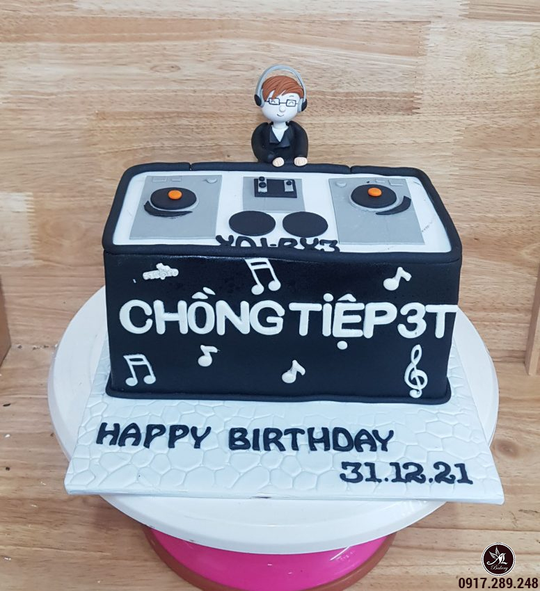 Bánh fondant hình chàng DJ đang chơi nhạc  Bánh Thiên Thần  Chuyên nhận  đặt bánh sinh nhật theo mẫu