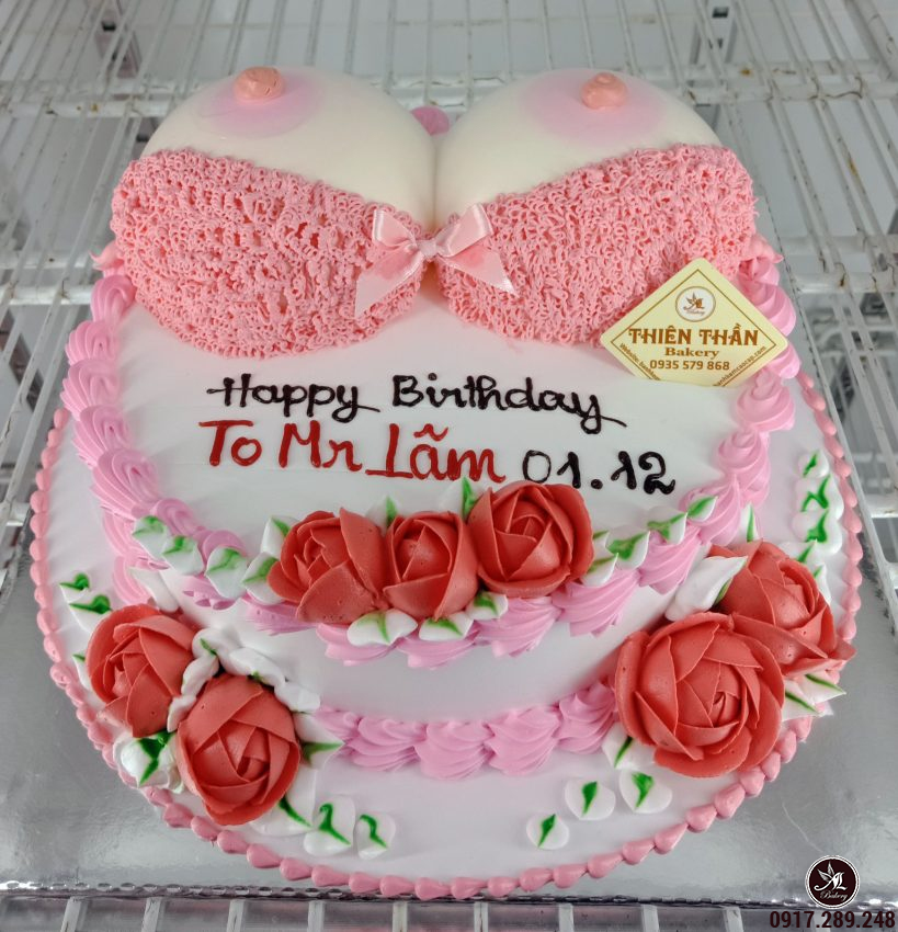 Bánh kem sinh nhật hình nội y màu hồng đáng yêu này sẽ khiến bạn cảm thấy ngọt ngào và đáng yêu không chỉ với hình dạng tỉ mỉ mà còn với sắc màu tươi sáng của nó! Đừng bỏ lỡ cơ hội thưởng thức món quà dành riêng cho ngày sinh nhật của bạn!
