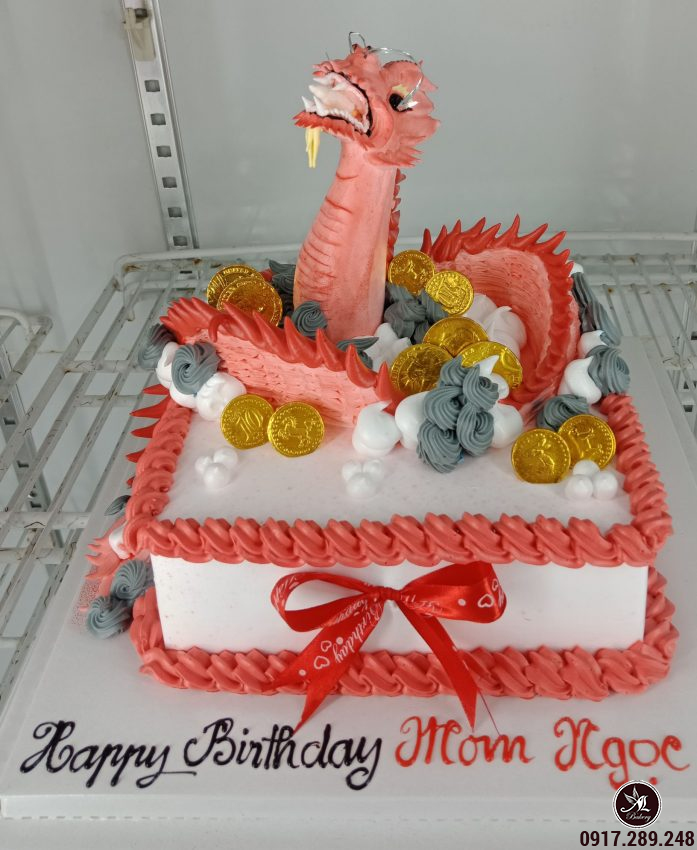Bánh kem sinh nhật con rồng được thiết kế đặc biệt dành riêng cho người Tuổi Thìn. Với những họa tiết tinh xảo và màu sắc tươi tắn, chiếc bánh sẽ giúp người nhận có những khoảnh khắc đáng nhớ nhất trong ngày sinh nhật của mình.